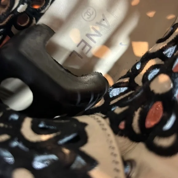 Authentic Chanel. Double sided leather sneaker/boots fabulous camellias all over - Picture 10 of 16